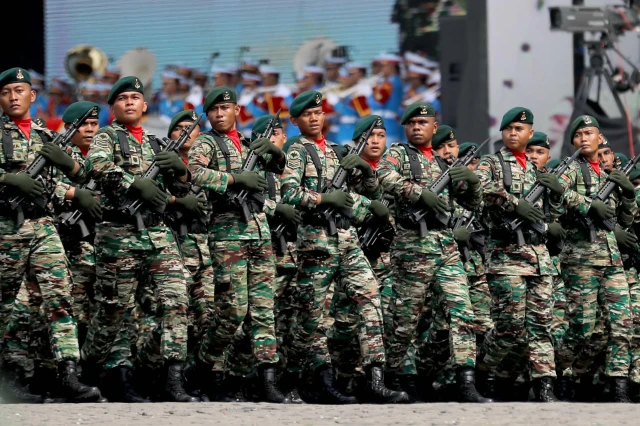 G-tampil-gagah-begini-penampilan-defile-pasukan-pada-peringatan-hut-ke79-tni-mzb